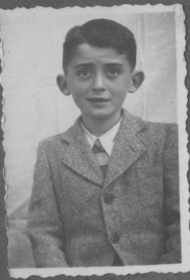 [Vladimir Herzog criança vestido de paletó]