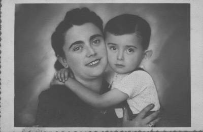 [Vladimir Herzog e a mãe, aos três anos]