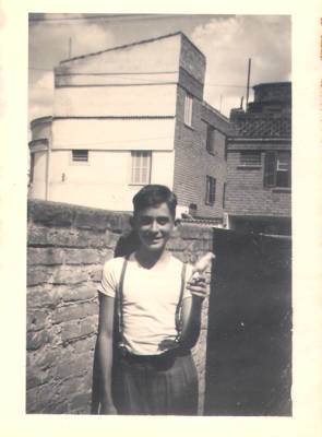 [Vladimir Herzog adolescente com passarinho pousado na mão]