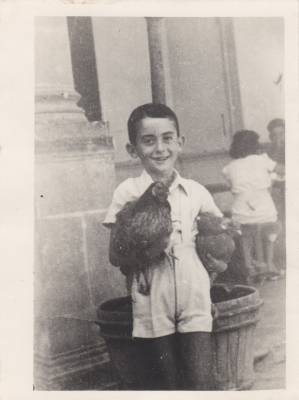 [Vladimir Herzog segurando galinhas]
