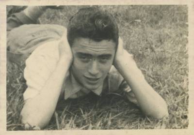 [Vladimir Herzog deitado de bruços, apoiando a cabeça nas mãos]