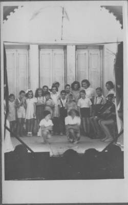 [Crianças em apresentação teatral]