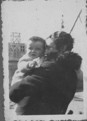 [Vladimir Herzog bebê no colo da mãe]