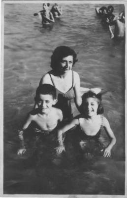 [Vladimir Herzog no mar com mulher e menina]