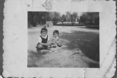 [Vladimir Herzog e menino em parque]