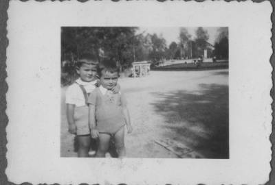 [Vladimir Herzog e menino em parque] (2)