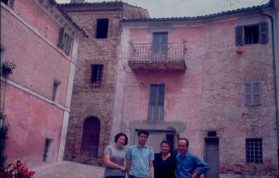 Magliano di Tenna: Vlado, Emma, Giannicola e Santina. Ao fundo a casa onde morávamos