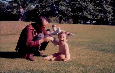 [Vladimir Herzog e o filho Ivo bebê]