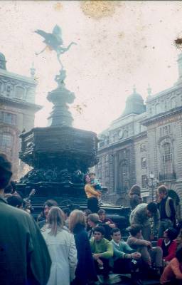 [Clarice e Ivo Herzog na Shaftesbury Memorial Fountain]