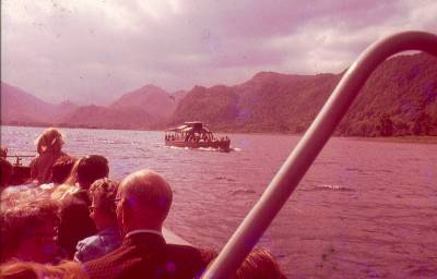 [Barco no centro do lago, fotografado a partir de outro barco]