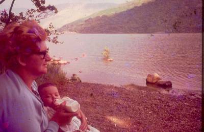 [Mãe de Clarice Herzog dá mamadeira para André Herzog]