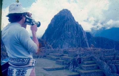 [Homem filma cidade de Machu Picchu]