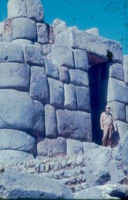 [Vladimir Herzog em abertura de muralha de Machu Picchu]