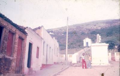 [Maria da Graça Soares Mascarenhas e Yves Winandy sentados na base da escadaria, em Monte Santo]