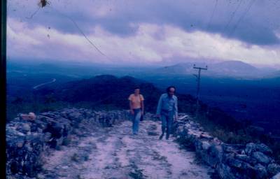[Vladimir Herzog e Maria da Graça Soares Mascarenhas sobem o caminho para o Santuário de Santa Cruz]