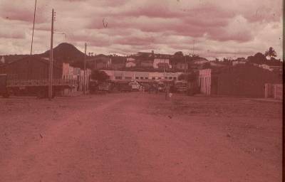 [Rua de terra e casas]