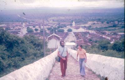[Maria da Graça Soares Mascarenhas e Yves Winandy subindo o caminho para o Santuário de Santa Cruz]