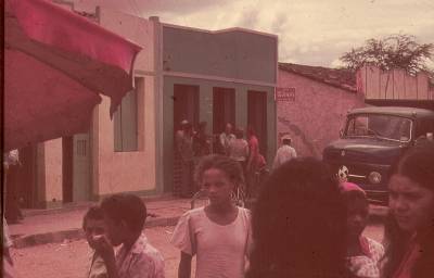[Pessoas e casas]
