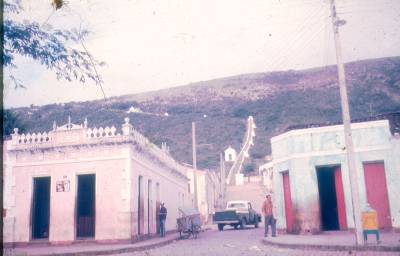 [Rua que dá para o caminho do Santuário de Santa Cruz]