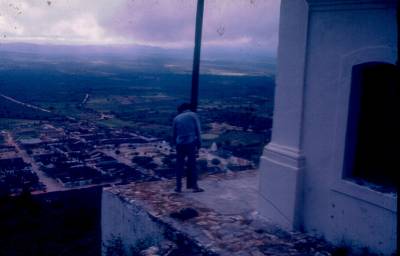 [Vladimir Herzog no topo do morro do Santuário de Santa Cruz]