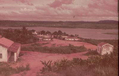 [Açude Cocorobó e casas]