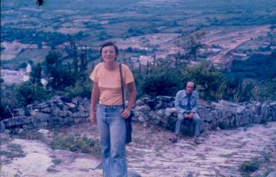 [Maria da Graça Soares Mascarenhas e Vladimir Herzog no topo do caminho do Santuário de Santa Cruz]