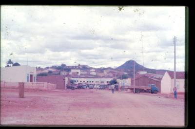 [Vista da cidade com morro ao fundo]
