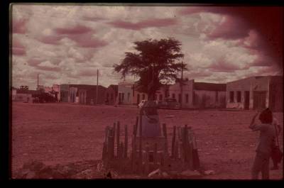 [Praça e casas ao fundo]