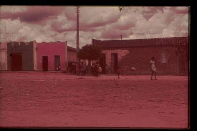 [Praça, pessoas e casas]