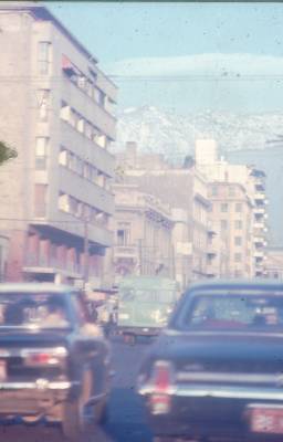 [Carros, prédios e montanha]