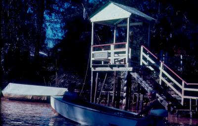 [Barco em cais]