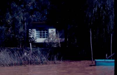 [Casa na margem de rio]