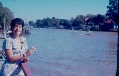 [Clarice Herzog fuma à beira de rio]