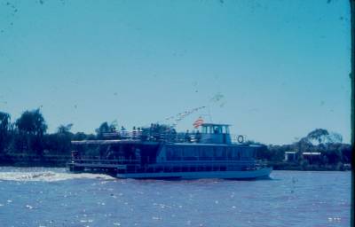 [Barco no rio]