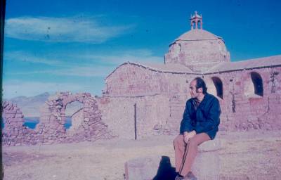 [Vladimir Herzog nas ruínas de igreja à beira do mar]