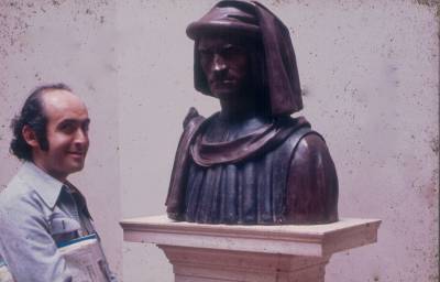 [Vladimir Herzog ao lado de busto]