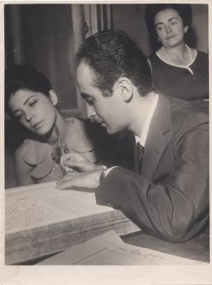 Vladimir Herzog assina o livro de casamento