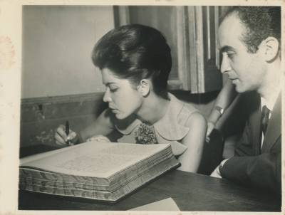 [Clarice Herzog assina o livro de casamento]