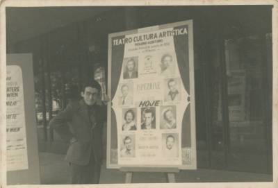 [Vladimir Herzog posa ao lado de cartaz da peça 'Ispezione']