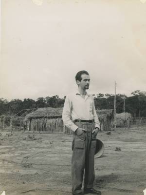 [Vladimir Herzog de pé, com as mãos nos bolsos]