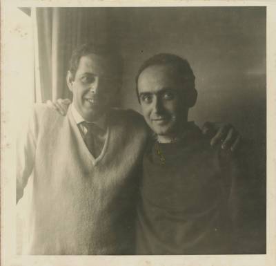 [Vladimir Herzog posa com amigo]