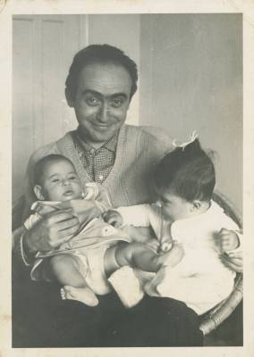 [Vladimir Herzog segura Ivo Herzog bebê e Beatriz Pacheco Jordão no colo]