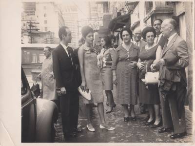 [Vladimir Herzog, Clarice Herzog, família e convidados em calçada]
