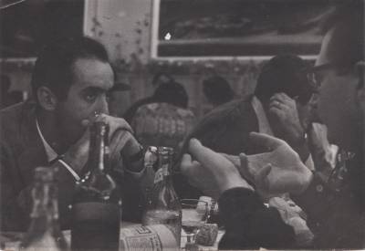 [Vladimir Herzog conversa em mesa de restaurante]