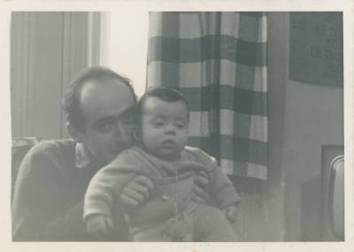 [Vladimir Herzog segura o filho Ivo bebê]
