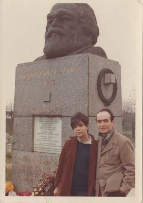 [Vladimir Herzog e Clarice ao lado do túmulo de Marx]