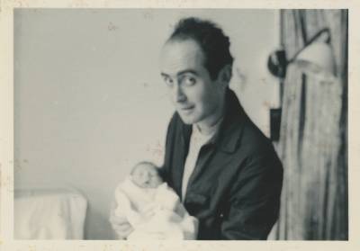 [Vladimir Herzog segura Ivo Herzog recém-nascido]