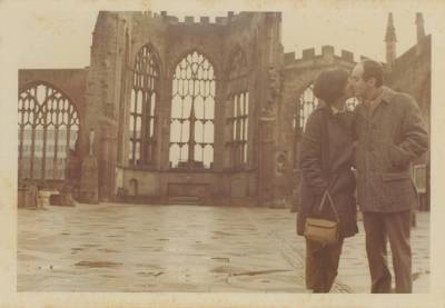 [Vladimir Herzog e Clarice Herzog se beijam em ruínas de igreja]