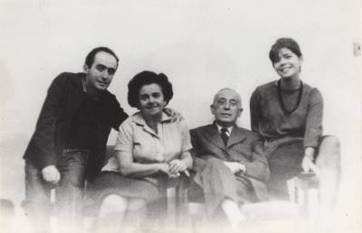 [Vladimir Herzog com os pais e Clarice Herzog]
