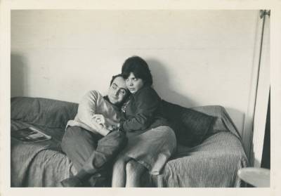 [Vladimir Herzog e Clarice Herzog abraçados no sofá]